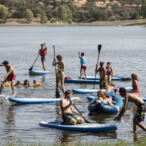Familia disfrutando del paddlesurf en el río Guadalquivir
