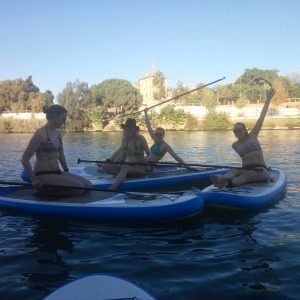 Cuatro chicas disfrutando de un día de Paddle Surf