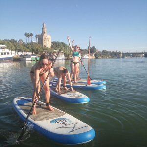 Cuatro chicas disfrutando de un día de Paddle Surf en el río Guadalquivir