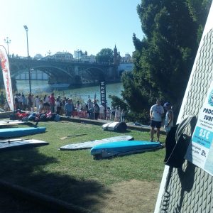 Multitud de gente en un día de Paddle Surf