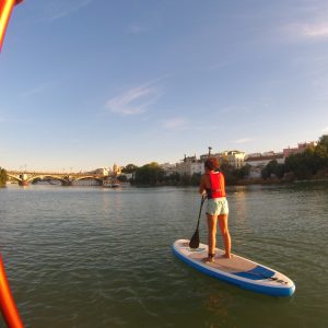 Chica aprendiendo Paddle Surf