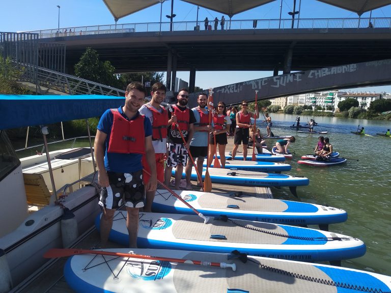 Grupo grande de Personas disfrutando de un día de Paddle Surf en el Guadalquivir
