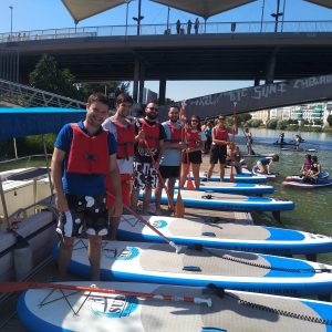Grupo grande de Personas disfrutando de un día de Paddle Surf en el Guadalquivir
